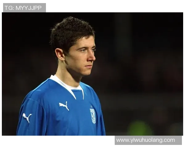 莱万的足球传奇之路：从青涩少年到世界顶级前锋的蜕变与辉煌